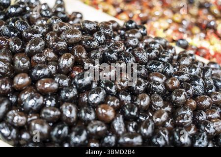 Olives noires dans le souk de la médina, Tétouan, Maroc, Afrique du Nord, Afrique Banque D'Images