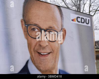 Affiche électorale de la CDU pour l'élection du Bundestag du 23 février 2025 avec un portrait du candidat chancelier Friedrich Merz et le texte : pour Banque D'Images