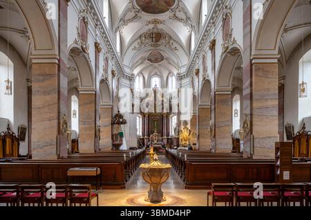 Fulda, Kath. Stadtpfarrkirche composé Blasius, Blick nach Osten mit Taufstein Banque D'Images