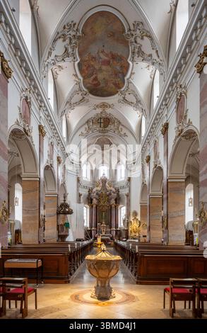 Fulda, Kath. Stadtpfarrkirche composé Blasius, Blick nach Osten mit Taufstein Banque D'Images