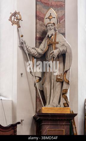 Fulda, Kath. Stadtpfarrkirche : Blasius, Chor mit Statue Heiliger Bonifatius Banque D'Images