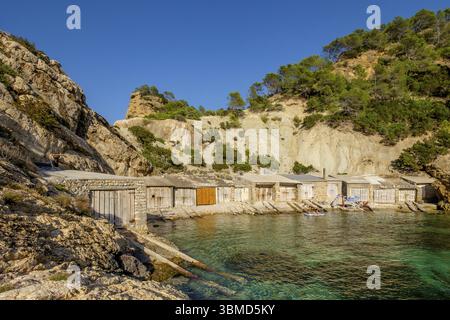 Cabanes à bateaux, es Portitxol, municipalité de Sant Joan de Labritja, Ibiza, Îles Baléares, Espagne, Europe Banque D'Images
