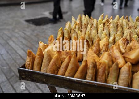 Briwat fromage et légumes, marché souk, Tanger, Maroc, Afrique du Nord, Afrique Banque D'Images