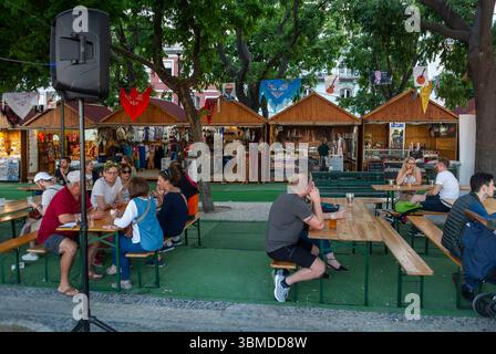 Lisbonne, Portugal, groupes personnes, touristes, partage de boissons, bière, aux tables devant le bar portugais local, assis aux tables, terrasse Banque D'Images