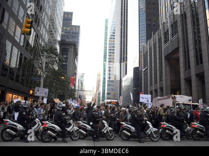 Les manifestants d'Occupy Wall Street marchent vers Times Square à New York - 15 octobre 2011 Banque D'Images
