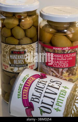 Gros plan de différentes marques de magasin Trader Joe's olives in Jars and Can, 2025, USA Banque D'Images