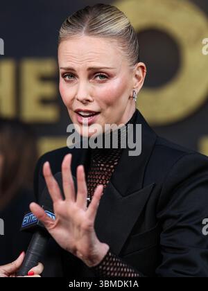 HOLLYWOOD, LOS ANGELES, CALIFORNIE, États-Unis - JUIN 25 : L'actrice et productrice sud-africaine Charlize Theron portant Givenchy arrive à la première à Los Angeles de 'The Old Guard 2' de Netflix qui a eu lieu au Netflix Tudum Theater le 25 juin 2025 à Hollywood, Los Angeles, Californie, États-Unis. (Photo de Xavier Collin/image Press Agency) Banque D'Images