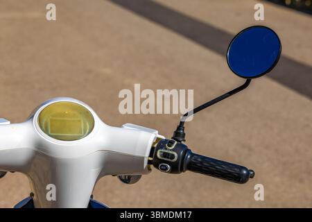 Scooter blanc, facteur motorisé, livraison de colis sur un scooter, Banque D'Images