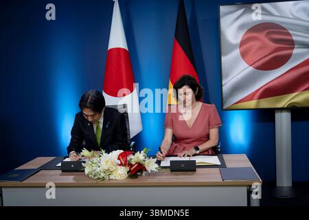 Dorothee Bär, Bundesministerin, Minoru Kiuchi, japanischer Staatsminister Unterzeichnung von Absichtserklärungen zur Stärkung der Zusammenarbeit in Wissenschaft, technologie und innovation und zur Verlängerung der Raumfahrtkooperation, Bundesministerium für Forschung, technologie und Raumfahrt, Berlin, Dorothee Bär, Bundesministerin für Forschung, technologie und Raumfahrt, Minoru Kiuchi, japanischer Staatsminister für Wissenschafts- und Technologiepolitik sowie Raumfahrt und Wirtschaftssicherheit Berlin GER *** Dorothee Bär, ministre fédéral, Minoru Kiuchi, ministre d'État japonais S Banque D'Images