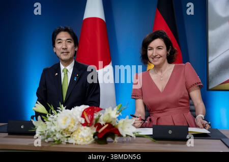Dorothee Bär, Bundesministerin, Minoru Kiuchi, japanischer Staatsminister Unterzeichnung von Absichtserklärungen zur Stärkung der Zusammenarbeit in Wissenschaft, technologie und innovation und zur Verlängerung der Raumfahrtkooperation, Bundesministerium für Forschung, technologie und Raumfahrt, Berlin, Dorothee Bär, Bundesministerin für Forschung, technologie und Raumfahrt, Minoru Kiuchi, japanischer Staatsminister für Wissenschafts- und Technologiepolitik sowie Raumfahrt und Wirtschaftssicherheit Berlin GER *** Dorothee Bär, ministre fédéral, Minoru Kiuchi, ministre d'État japonais S Banque D'Images