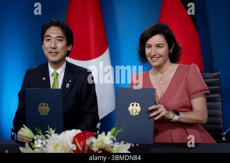 Dorothee Bär, Bundesministerin, Minoru Kiuchi, japanischer Staatsminister Unterzeichnung von Absichtserklärungen zur Stärkung der Zusammenarbeit in Wissenschaft, technologie und innovation und zur Verlängerung der Raumfahrtkooperation, Bundesministerium für Forschung, technologie und Raumfahrt, Berlin, Dorothee Bär, Bundesministerin für Forschung, technologie und Raumfahrt, Minoru Kiuchi, japanischer Staatsminister für Wissenschafts- und Technologiepolitik sowie Raumfahrt und Wirtschaftssicherheit Berlin GER *** Dorothee Bär, ministre fédéral, Minoru Kiuchi, ministre d'État japonais S Banque D'Images