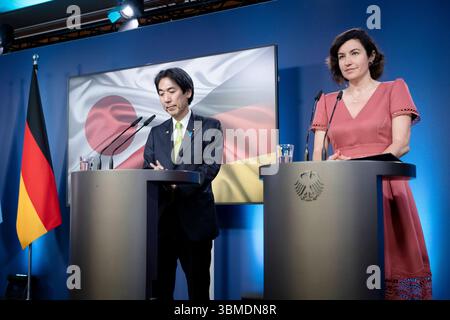 Dorothee Bär, Bundesministerin, Minoru Kiuchi, japanischer Staatsminister Unterzeichnung von Absichtserklärungen zur Stärkung der Zusammenarbeit in Wissenschaft, technologie und innovation und zur Verlängerung der Raumfahrtkooperation, Bundesministerium für Forschung, technologie und Raumfahrt, Berlin, Dorothee Bär, Bundesministerin für Forschung, technologie und Raumfahrt, Minoru Kiuchi, japanischer Staatsminister für Wissenschafts- und Technologiepolitik sowie Raumfahrt und Wirtschaftssicherheit Berlin GER *** Dorothee Bär, ministre fédéral, Minoru Kiuchi, ministre d'État japonais S Banque D'Images