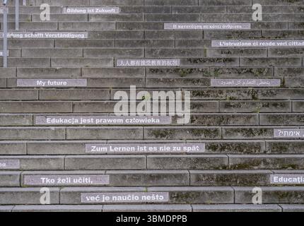 Escaliers avec des slogans, sur le thème de l'éducation et de l'apprentissage en plusieurs langues, escalier de la Volkshochschule VHS, Offenbach am main, Hess Banque D'Images
