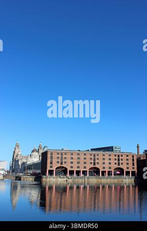 Liverpool Albert Dock regardant vers Pier Head Banque D'Images