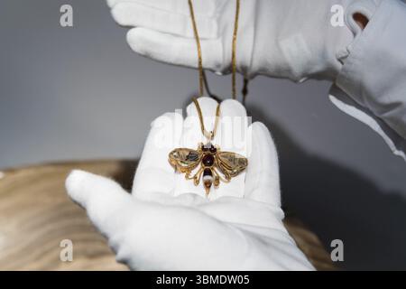LONDRES, ROYAUME-UNI - 26 JUIN 2025 : un manipulateur d'art tient un collier en or grec de la période hellénistique, fin du IIe au début du Ier siècle av. J.-C., avec un pendentif papillon incrusté de pierre dure et de verre, réputé d'Olbia et faisant partie de la collection Kofler-Truniger, estimation : £25 000 à £35 000 lors d'un photocall à la maison de vente aux enchères Christie's à Londres, Royaume-Uni le 26 juin 2025. (Photo de Wiktor Szymanowicz/NurPhoto) Banque D'Images