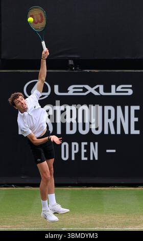 26 juin 2025 ; Devonshire Park, Eastbourne, East Sussex, Angleterre; Lexus International Eastbourne, jour 4 ; Ugo Humbert (FRA) sert à Billy Harris (GBR) Banque D'Images