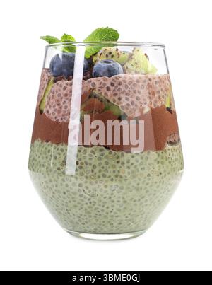 Délicieux pudding au chocolat aux graines de chia, kiwi, menthe et bleuets en verre isolé sur blanc Banque D'Images
