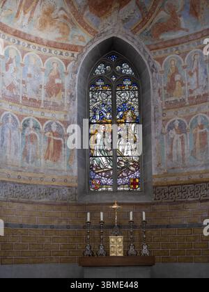 Vitrines d'église et tableaux d'abside de la fin du XIe siècle dans l'église paroissiale catholique de réunissant Pierre et Paul, ancienne collégiale, romane Banque D'Images