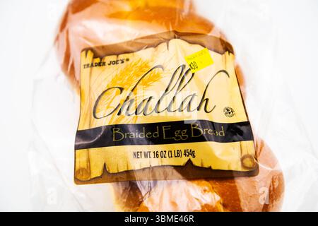 Naples, États-Unis - 25 avril 2022 : pain challah, pain tressé de gros oeufs entiers de nourriture juive jaune emballé dans un sac en plastique du magasin de Trader Joe Banque D'Images