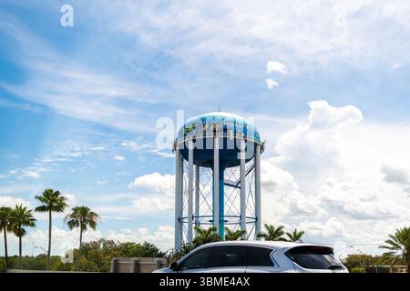 Hollywood, États-Unis - 30 avril 2022 : ville de Floride dans le comté de Broward, entrée de la tour d'eau dans la région de North Miami Beach par la route de l'autoroute Banque D'Images
