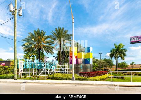 Hallandale Beach, États-Unis - 30 avril 2022 : panneau pour la ville communautaire dans le nord de Miami, Floride sur la rue A1A Collins Avenue Road avec vue sur le paysage urbain Banque D'Images