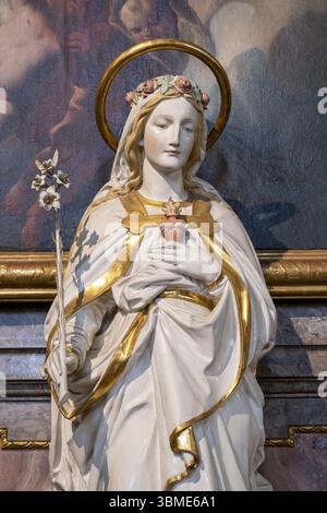 Sculpture de la Vierge Marie dans la Collégiale Parish Church de Philippe et de James, Altoetting, Bavière, Allemagne, Europe Banque D'Images