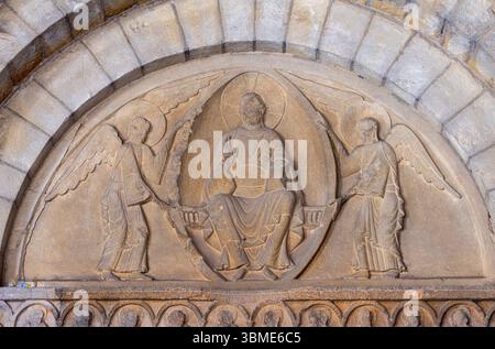 Charlieu, Abtei Saint-Fortunat (Abbaye de Saint-Fortunat), Fassade im Narthex, Westportal, Tympanon Banque D'Images