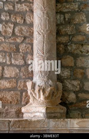 Saint-Christol, notre-Dame-St-Christophe (Saint-Christol d’Albion), Romanischer Chor, Säulenbasis Banque D'Images