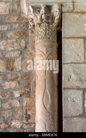 Saint-Christol, notre-Dame-St-Christophe (Saint-Christol d’Albion), Romanischer Chor, Säule Banque D'Images