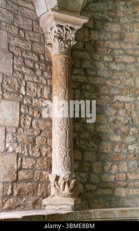 Saint-Christol, notre-Dame-St-Christophe (Saint-Christol d’Albion), Romanischer Chor, Säule Banque D'Images