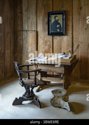Table et chaise, photo de Martin Luther dans le rôle de Junker Joerg, dans la salle Luther du château de Wartburg. Le réformateur Martin Luther 1483-1546 a séjourné au Wartb Banque D'Images