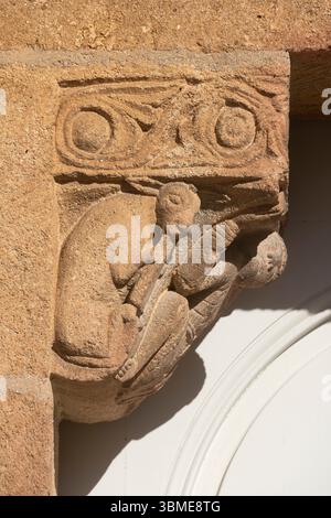 Anzy-le-Duc, ehemalige Prioratskirche Sainte-Trinité, Westportal Banque D'Images