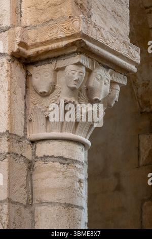 Anzy-le-Duc, ehemalige Prioratskirche Sainte-Trinité, Kapitell im Innenraum Banque D'Images