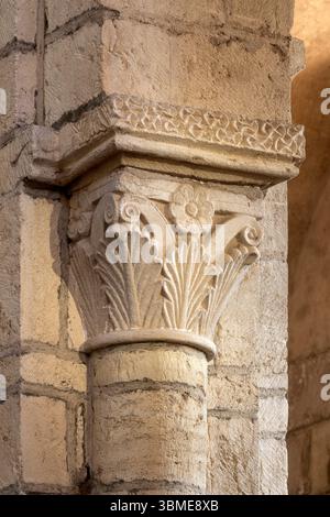 Anzy-le-Duc, ehemalige Prioratskirche Sainte-Trinité, Kapitell im Innenraum Banque D'Images