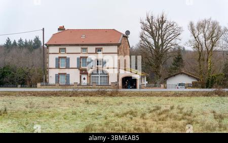 Impression d'Aydoilles, commune du département des Vosges à Grand est dans le nord-est de la France en hiver Banque D'Images