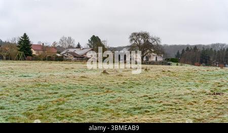 Impression d'Aydoilles, commune du département des Vosges à Grand est dans le nord-est de la France en hiver Banque D'Images