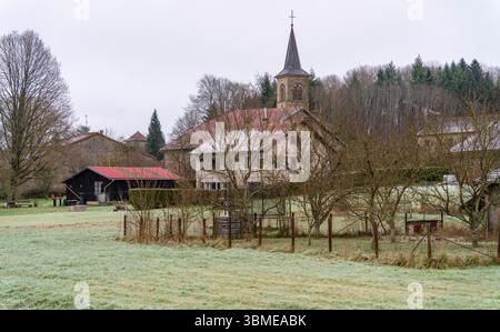 Impression d'Aydoilles, commune du département des Vosges à Grand est dans le nord-est de la France en hiver Banque D'Images