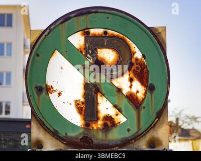 Vieux, rouillé pas de panneau de stationnement, Offenbach am main, Hesse, Allemagne, Europe Banque D'Images