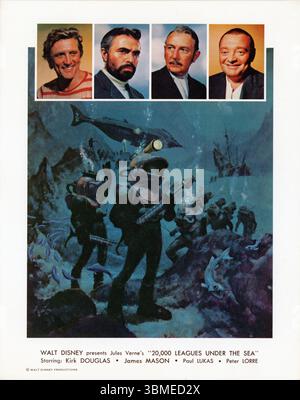 KIRK DOUGLAS JAMES MASON dans le rôle du capitaine Nemo PAUL LUKAS et PETER LORRE dans 20 000 LIGUES SOUS LA MER 1954 réalisateur RICHARD FLEISCHER roman Jules Verne scénario Earl Felton musique Paul J. Smith Walt Disney Productions / Buena Vista film distribution Company Banque D'Images
