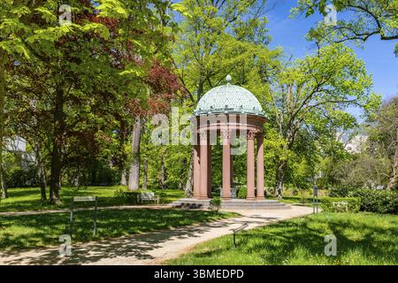 Fontaine Auguste Viktoria, du nom de la femme du Kaiser Guillaume II, dans les jardins thermaux de Bad Homburg vor der Hoehe, Hesse, Allemagne, Europe Banque D'Images