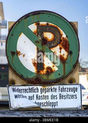 Vieux, rouillé pas de panneau de stationnement, Offenbach am main, Hesse, Allemagne, Europe Banque D'Images