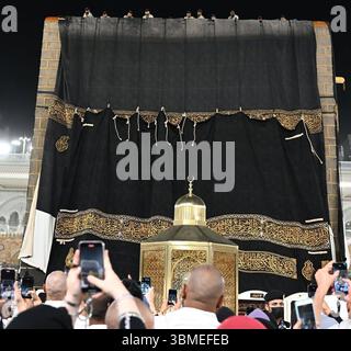 Les travailleurs changent la couverture de Kabaa, connue sous le nom de Kiswa, dans la grande mosquée de la ville sainte de la Mecque les travailleurs changent la couverture de Kabaa, connue sous le nom de Kiswa, dans la grande mosquée de la ville sainte de la Mecque, Arabie saoudite, 26 juin 2025. Photo de l'agence de presse saoudienne la Mecque Arabie Saoudite 260625 Mecca SPA 0016 Copyright : xapaimagesxSaudixPressxAgencyxxapaimagesx Banque D'Images