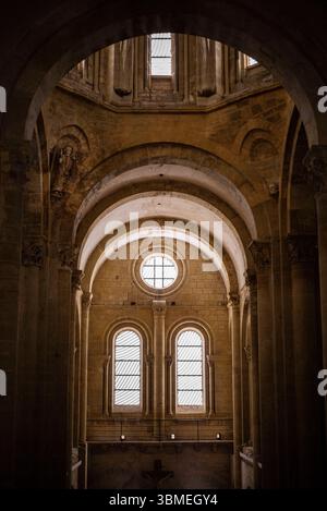 France, Aveyron, Conques en Rouergue, village de Conques, « les plus Beaux villages de France », église abbatiale Sainte Foy du XIe siècle, classée au Patrimoine mondial de l’UNESCO, vitraux de Pierre Soulages Banque D'Images