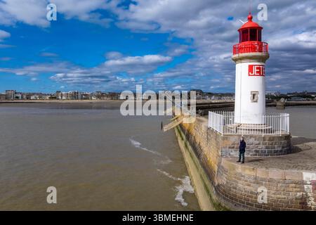 France, Loire-Atlantique, Saint-Nazaire, le phare de la jetée ouest sur la griffe de crabe (surnom donné à l'entrée sud du bassin portuaire par les deux jetées)(vue aérienne) Banque D'Images
