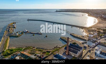 France, Loire-Atlantique, Saint-Nazaire, la griffe de crabe (surnom donné à l'entrée sud du bassin portuaire par les deux jetées) et la plage (vue aérienne) Banque D'Images
