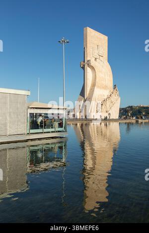 Portugal, Lisbonne, Belem district, Padrao dos Descobrimentos (Monument aux découvertes), monument érigé en 1960 à la mémoire des navigateurs portugais des siècles 15th et 16th et Prince Henry le navigateur sur les rives du Tage Banque D'Images