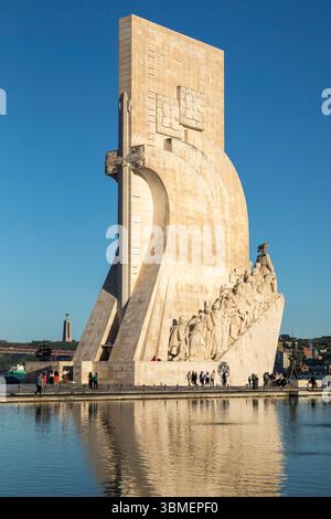 Portugal, Lisbonne, Belem district, Padrao dos Descobrimentos (Monument aux découvertes), monument érigé en 1960 à la mémoire des navigateurs portugais des siècles 15th et 16th et Prince Henry le navigateur sur les rives du Tage Banque D'Images