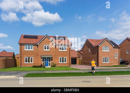 Nouvelle maison individuelle à double façade de quatre chambres à vendre à South Wootton à la périphérie de King's Lynn, Norfolk. Cellules PV ou panneaux solaires sur le toit. Banque D'Images