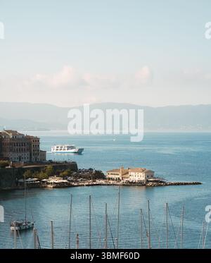 Vue panoramique sur la ville historique de Corfou et la mer Ionienne depuis la vieille forteresse Banque D'Images