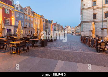 Maisons de marchands colorées à l'aube sur la place du Vieux marché à Poznan Pologne Banque D'Images